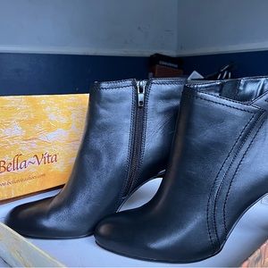 Bella Vita Leather Black Felicity Boots!New! Size 7 Narrow! *box slightly dented